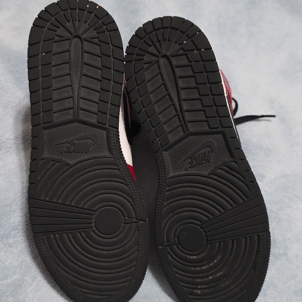 Air Jordan 2020 1 Mid GS 'Chicago Black Toe Size 4Y - Picture 9 of 12